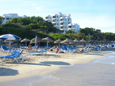 Foto Liegestühle am Strand