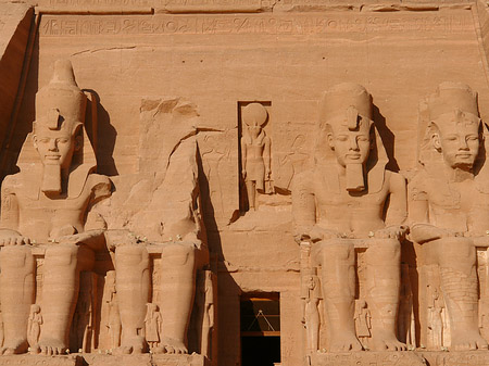 Tempel mit Touristen Fotos
