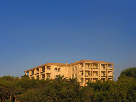 Foto Hotel mit Bäumen - 
