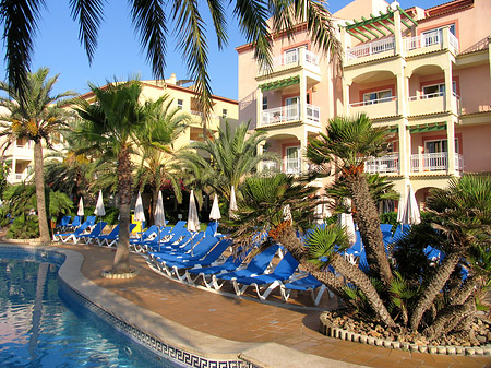 Hotel mit Pool bei Dämmerung Foto 