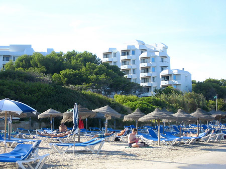 Liegestühle am Strand