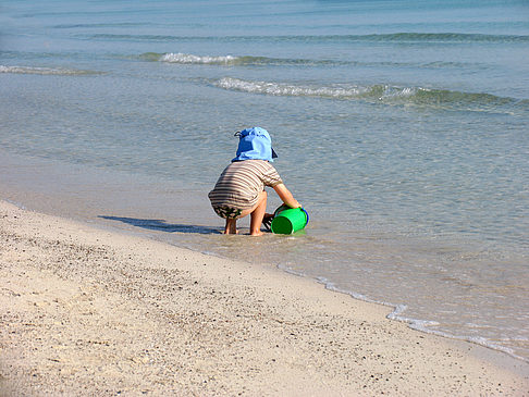 Kleine Kinder am Strand - Mallorca